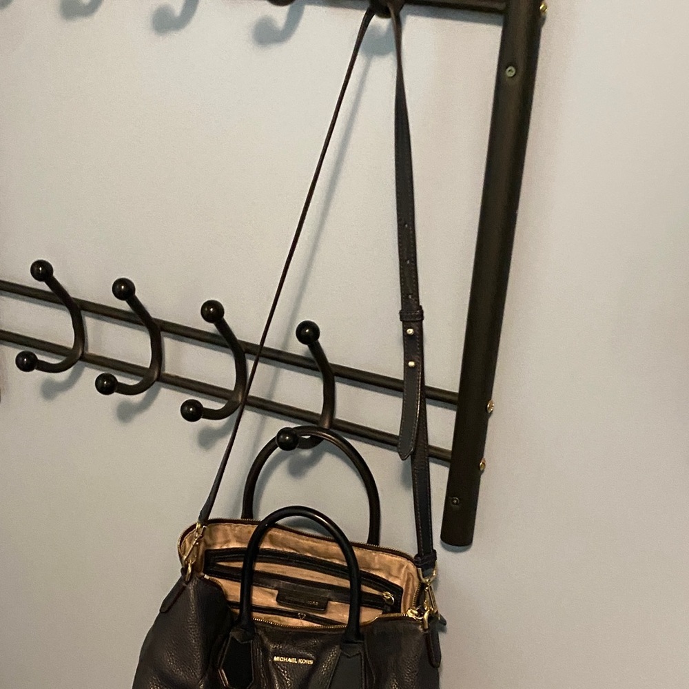 Michael Kors Pebbled navy Satchel - Picture 3 of 14